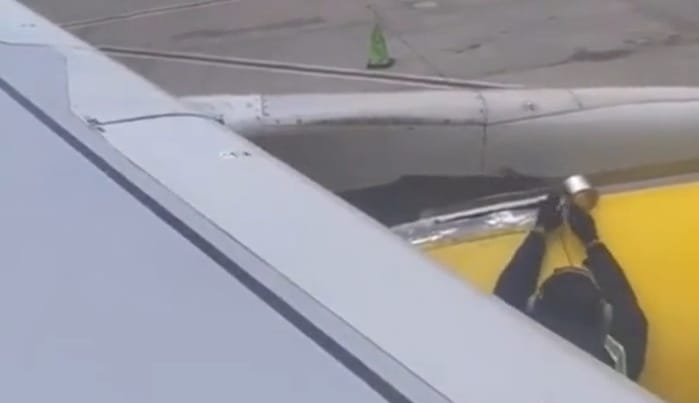 Szigetelőszalaggal erősítettek meg egy repülőgépet, miközben az utasok már a gépen ültek – videó