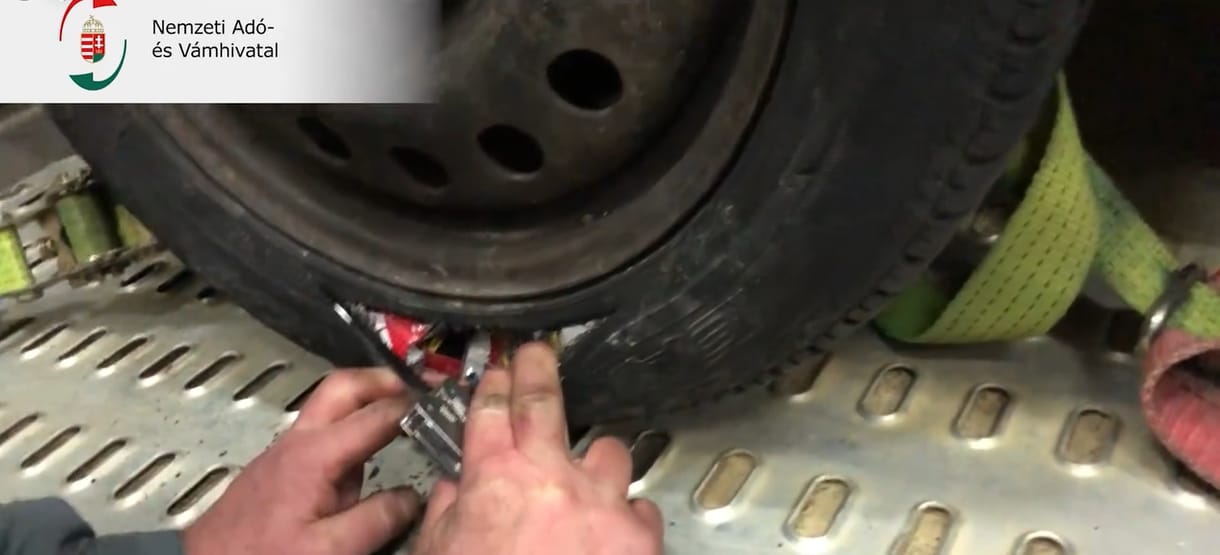 Tréleren szállított kocsi kerekébe rejtett cigivel bukott le egy bolgár csempész – videó