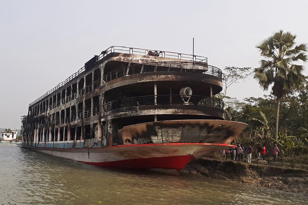 37-en vesztették életüket a bangladesi komptragédiában