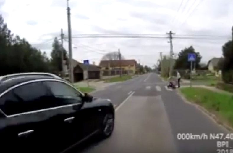 Videó, amin egy pesti buszos megment a gázolástól egy zebrán átkelő babakocsist