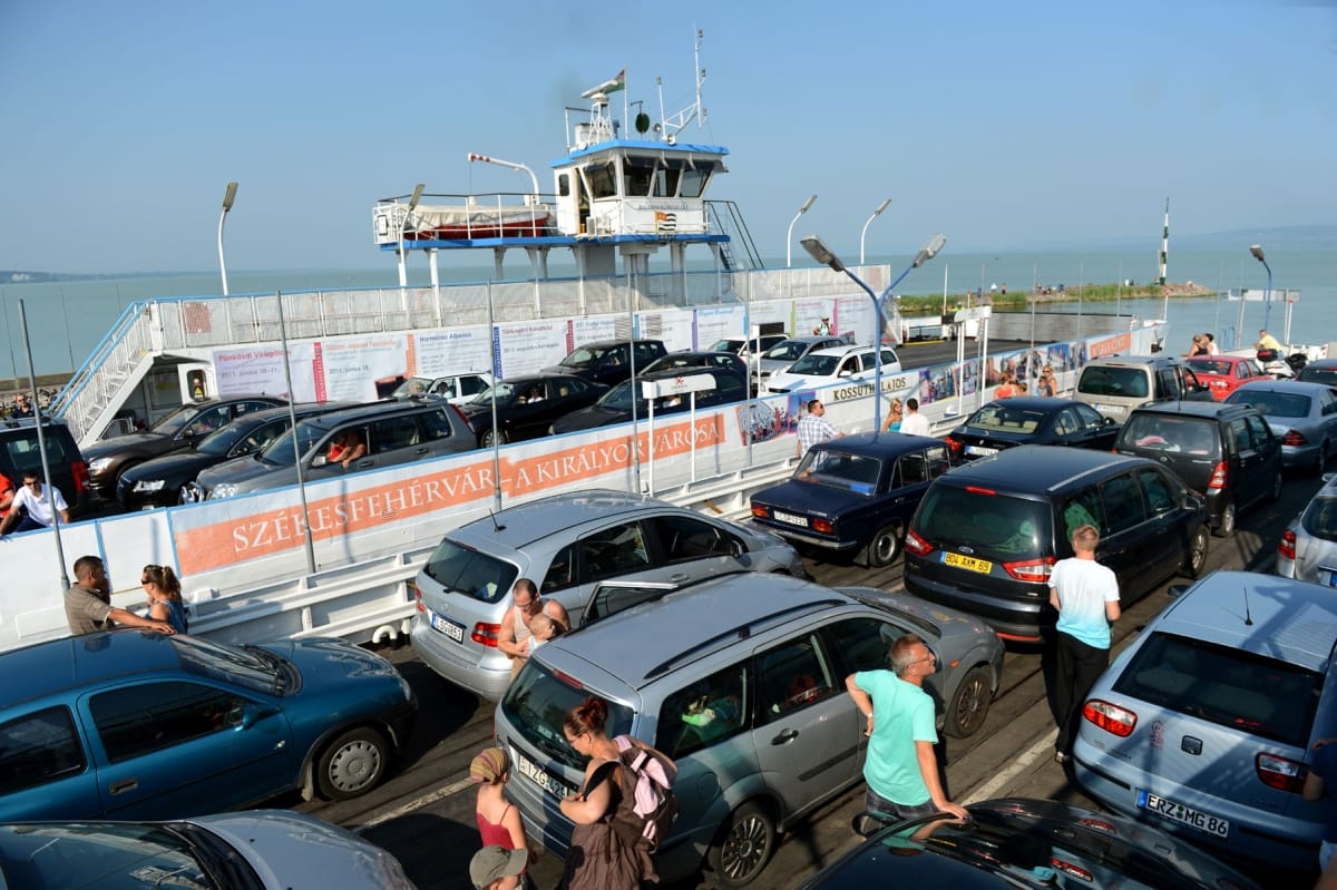 Így járhatnának a vízen autók tízezrei a Balatonon