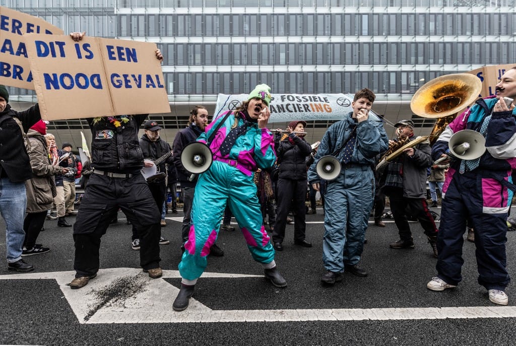 Több száz klímaaktivista blokkolt egy autópályát Hollandiában (videóval)
