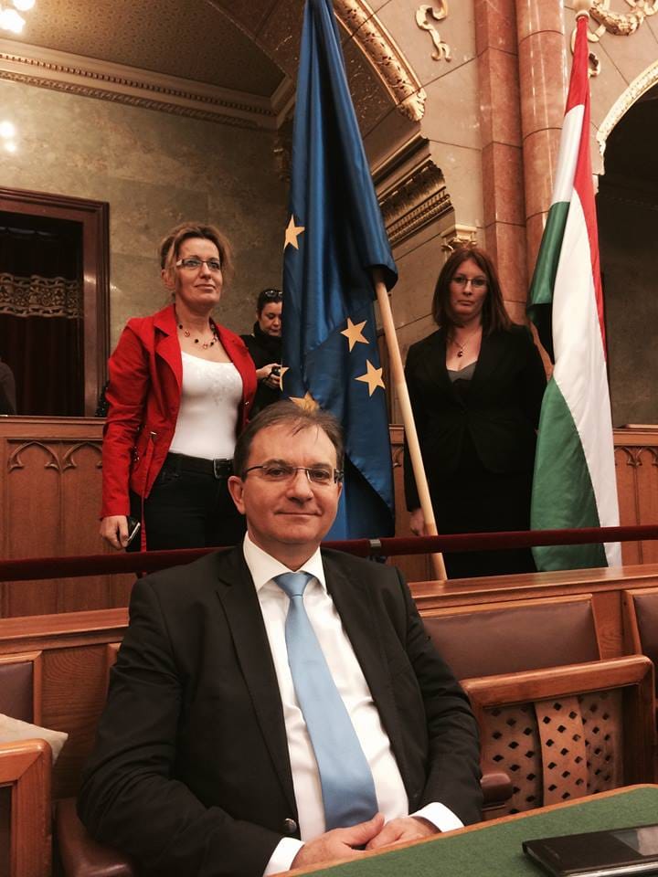Mesterházy fejmosást kapott a parlamentben, mert az EU-zászlót fotózta