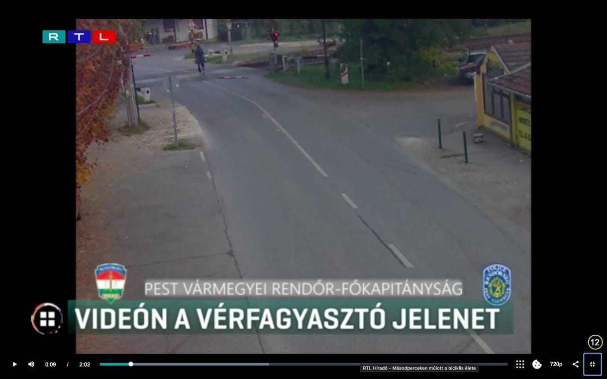 Leszakította a sorompót, megálljt intett a közeledő vonatnak és átbiciklizett a vasúti átkelőn egy sződligeti férfi - videó