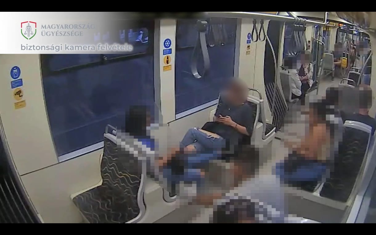 Ököllel arcba ütött, szidalmazott és fenyegetett egy fiatal lányt egy 14 éves fiú és két társa egy budapesti villamoson