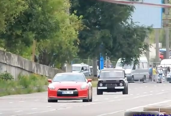 Megtréfálta a Lada Niva a 680 lóerős Nissan GT-R-t – videó