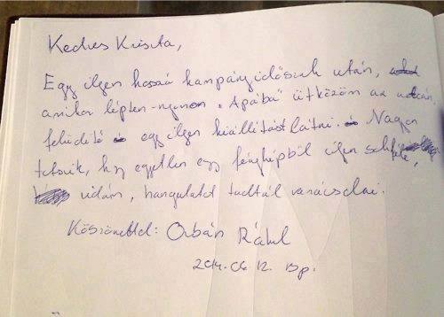 No komment fotó: Orbán Ráhel beírt az Orbán-kiállítás vendégkönyvébe