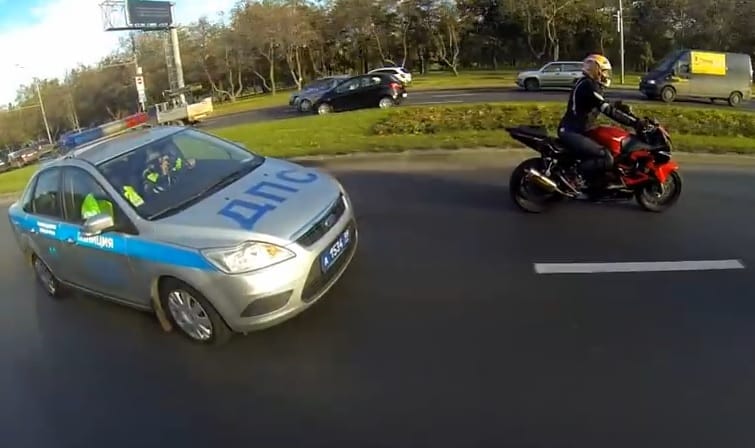 Videó: cicáznak egy kicsit az orosz motorosok a rendőrökkel