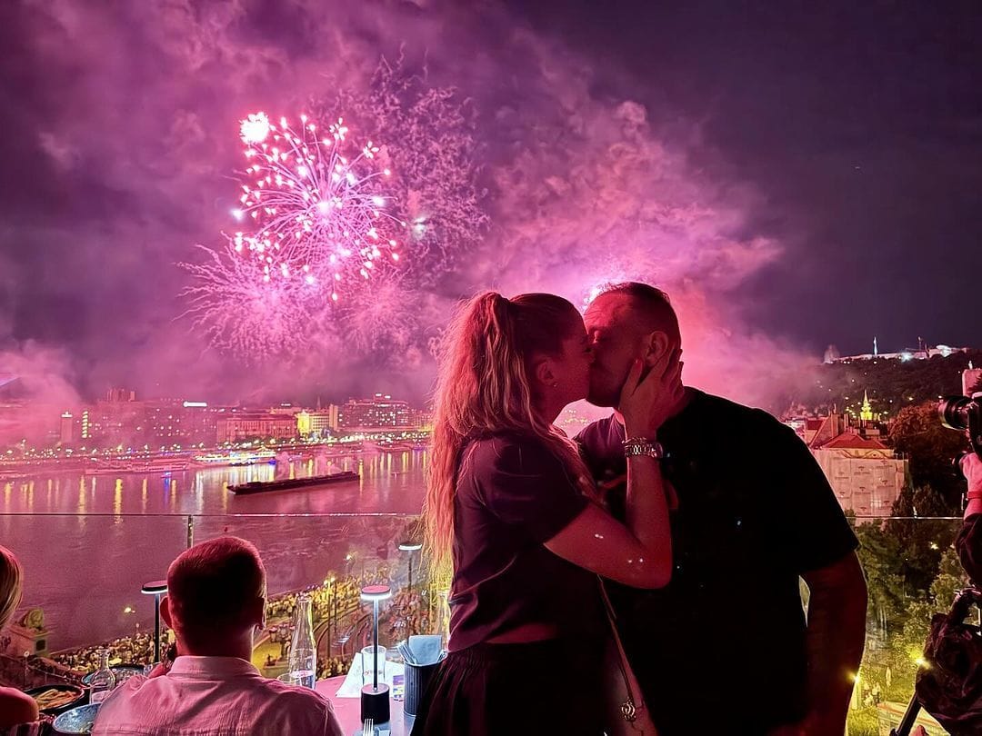 Curtis és Barnai Judit szakításáról pletykáltak, valójában eljegyezte barátnőjét