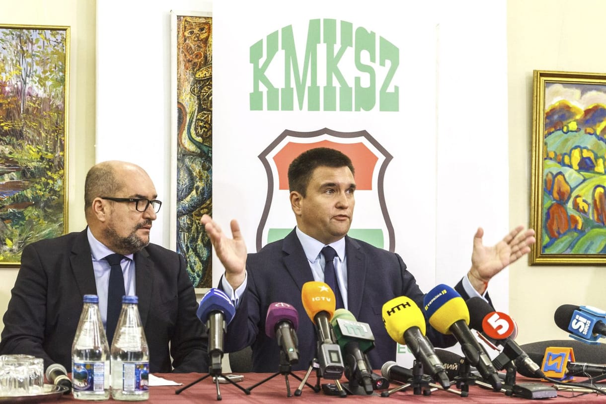 Társadalmi vitát kezdene a kettős állampolgárság engedélyezéséről az ukrán külügyminiszter
