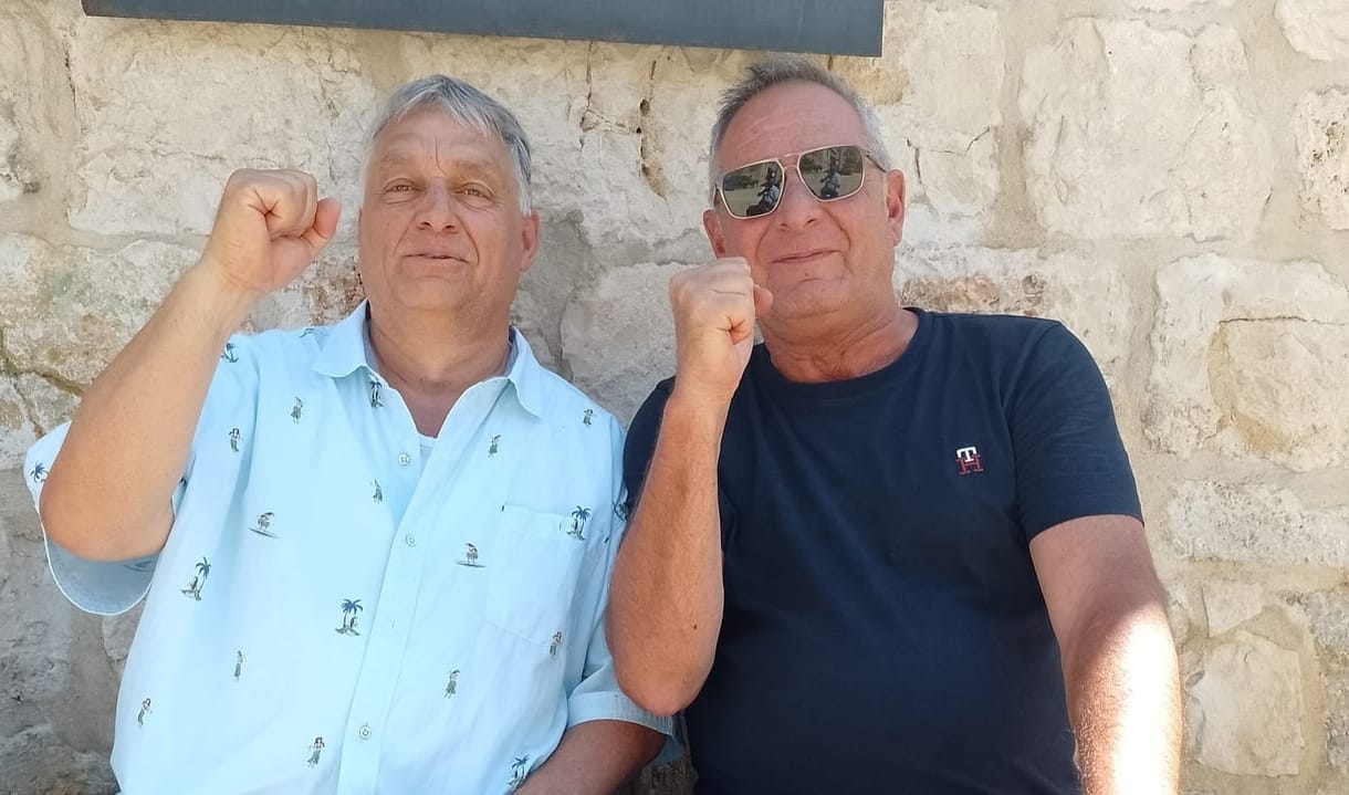 Orbán Viktor nyaral: ökölbe szorított kézzel, szalmakalappal, rövidnadrágban fotózkodott egy horvát étterem-tulajdonossal