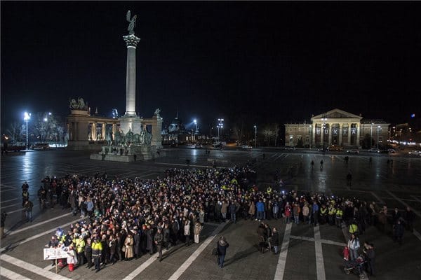 Százak emlékeztek a Malévra a Hősök terén