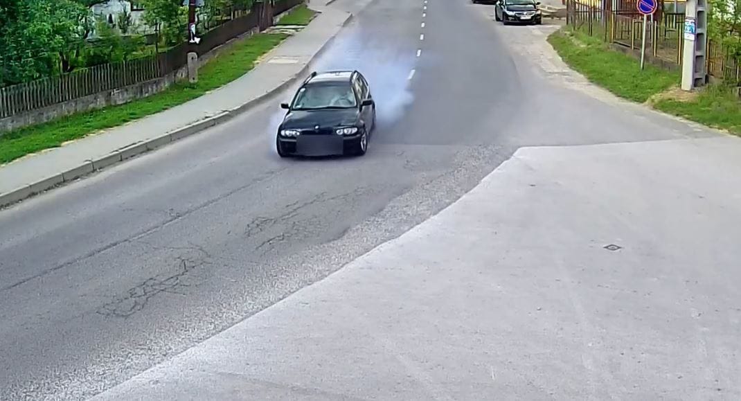 Hiába tekerte a kormányt, a kisboltig csúszott a sietős BMW-s Arlóton – videó