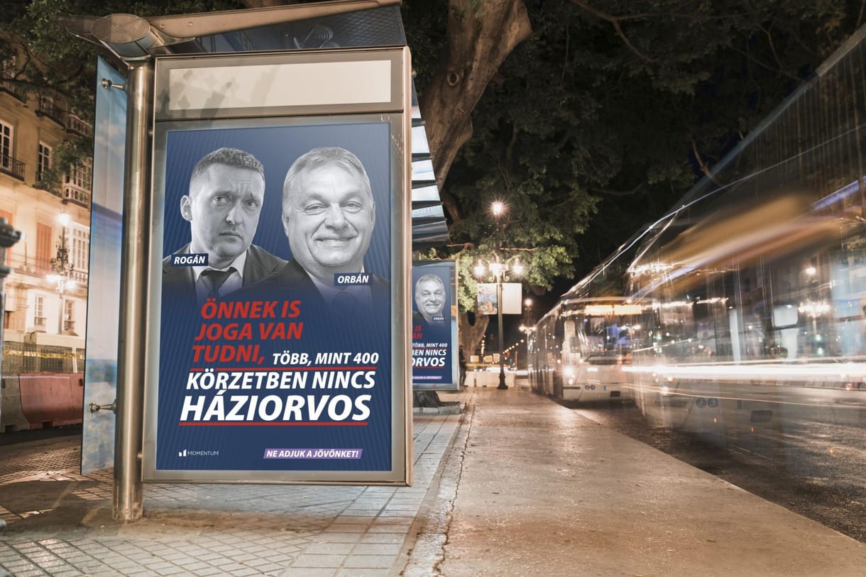 A Momentum szerint több cég berezelt az Orbán-ellenes plakátkampány miatt