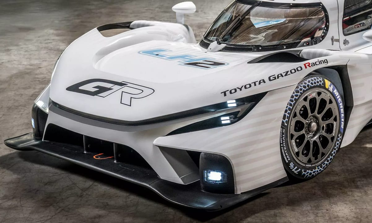 Elképesztő hidrogénautóval rukkolt elő a Toyota