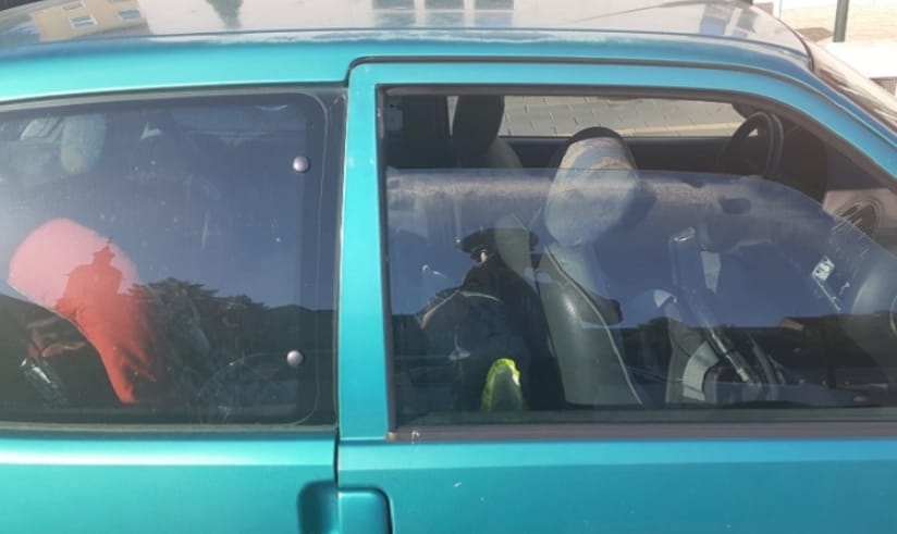 Rendőrök mentettek meg egy tűző napon autóba zárt kislányt Dorogon