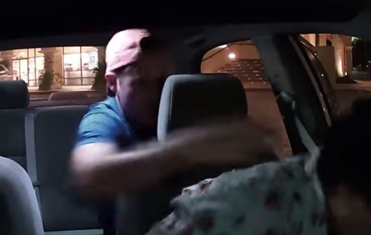 Videó: Uber-taxisra támadt egy utas