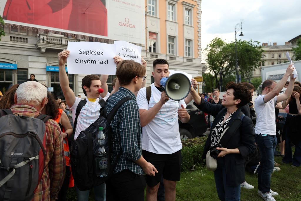 A diáktüntetés bohócorros ellentüntetésének szervezője ellen eljárás indul