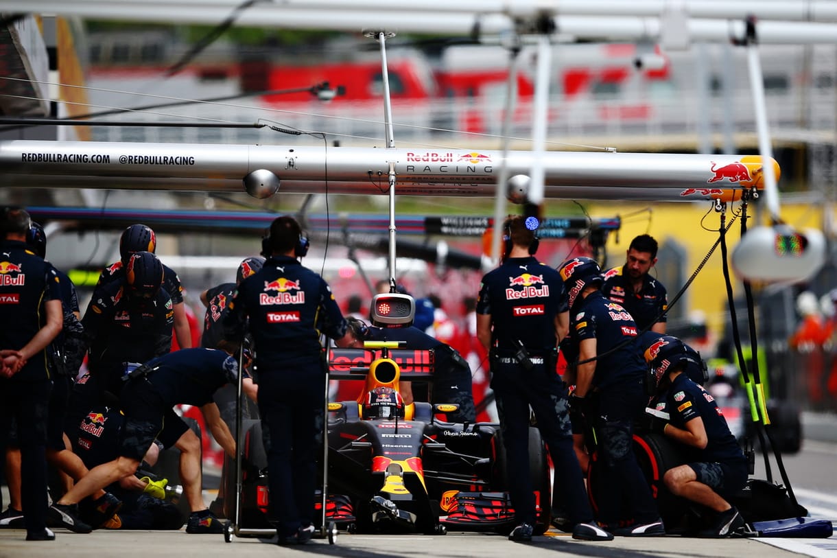 Kíváncsi, hogyan lesz egy vázlatból egy 2,2 milliárd forintos F1-autó? Eláruljuk