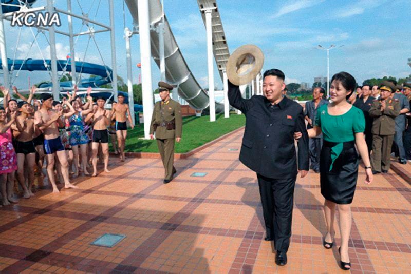 Eltűnt Kim Dzsongun felesége: egy kitűző okozta vesztét?