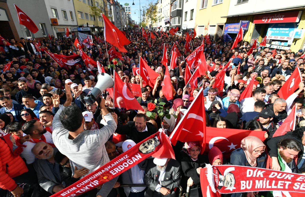 83 országból 452 