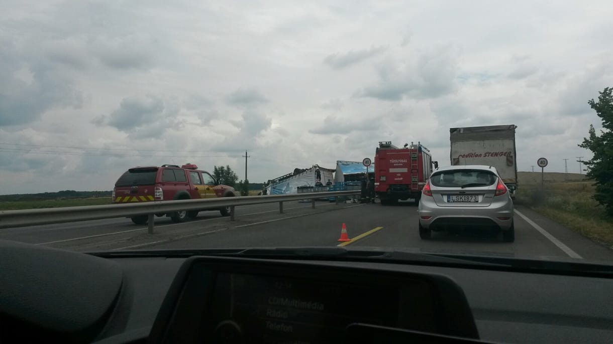 Fotó: Teljes útzár a 4-es úton