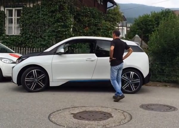 Videó: kiugrott a sofőr az ablakon, a BMW i3 nélküle is leparkolt