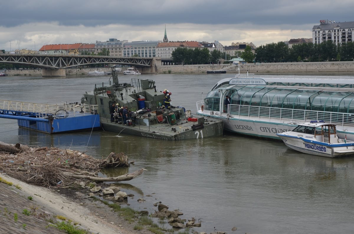 Galéria: elkezdett süllyedni a Petőfi hídnál lévő katonai hajó
