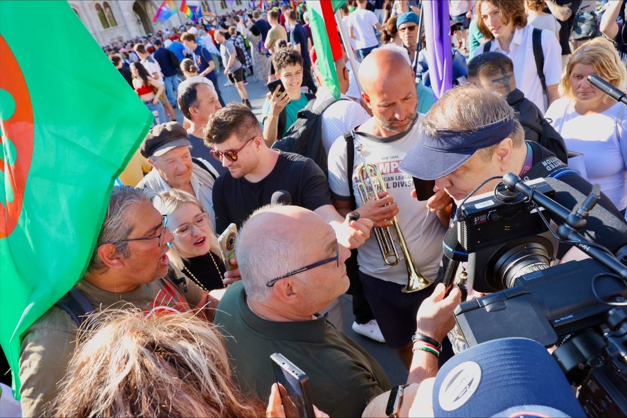A közmédia riporterét hazaárulózták a Kossuth téren, a Momentum a Várba indult, de visszafordult