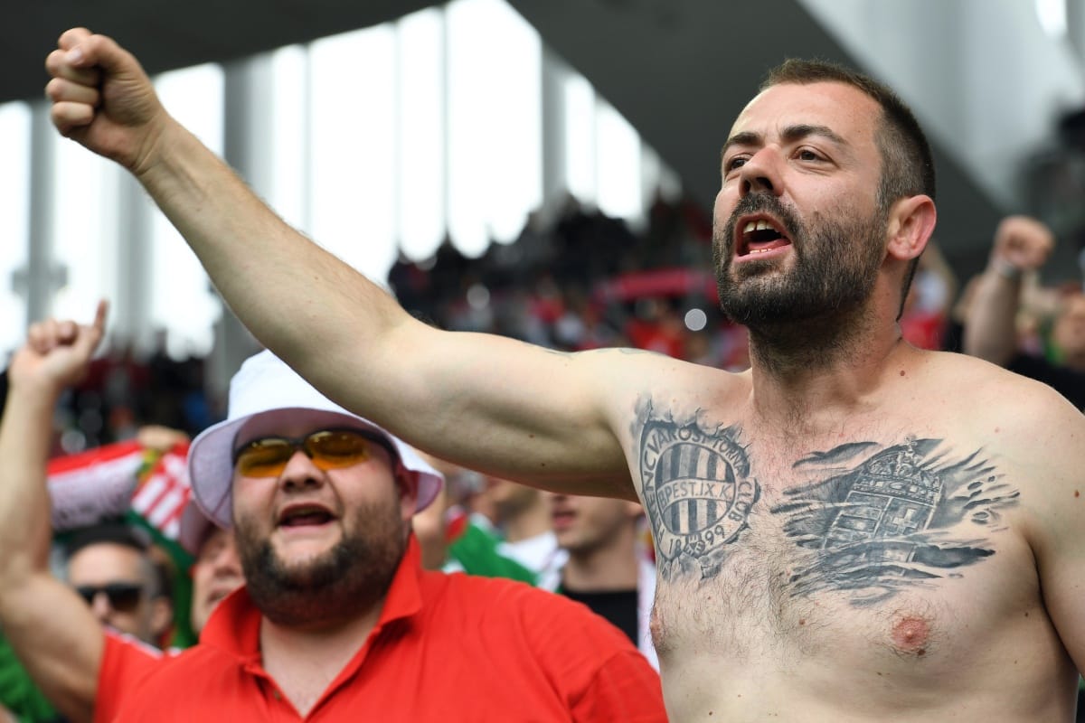 Ön is kíváncsi, miért énekli a B-közép, hogy az Éjjel soha nem érhet véget?