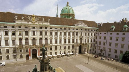 Soha nem látott ruhákkal nyílik pénteken az újabb Sissi-kiállítás Bécsben