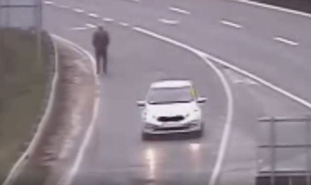 Az M7-esen sétálgatott fel-alá egy férfi – videó