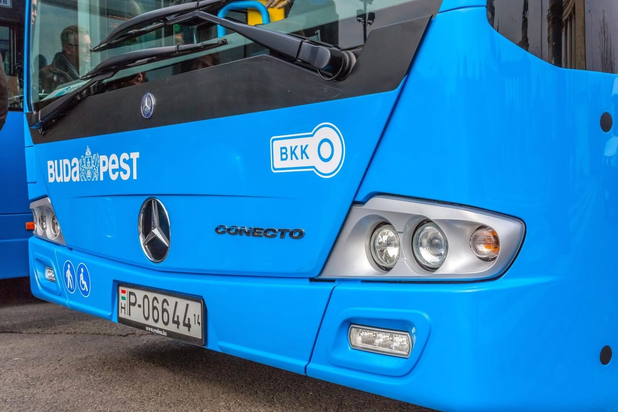 Nem kell tovább rettegnie, hogy becsípi a buszajtó