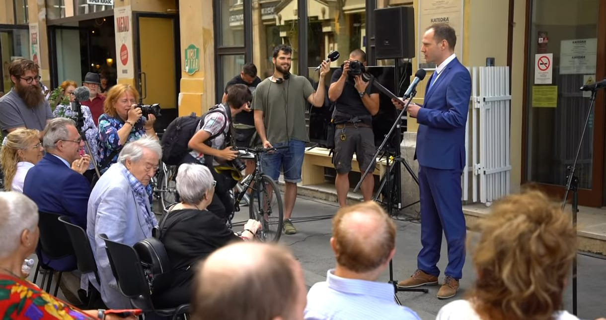 „Van, amivel lehet viccelni, és van, amivel szabad” – Hofi Géza emléktáblát avatott Bödőcs Tibor