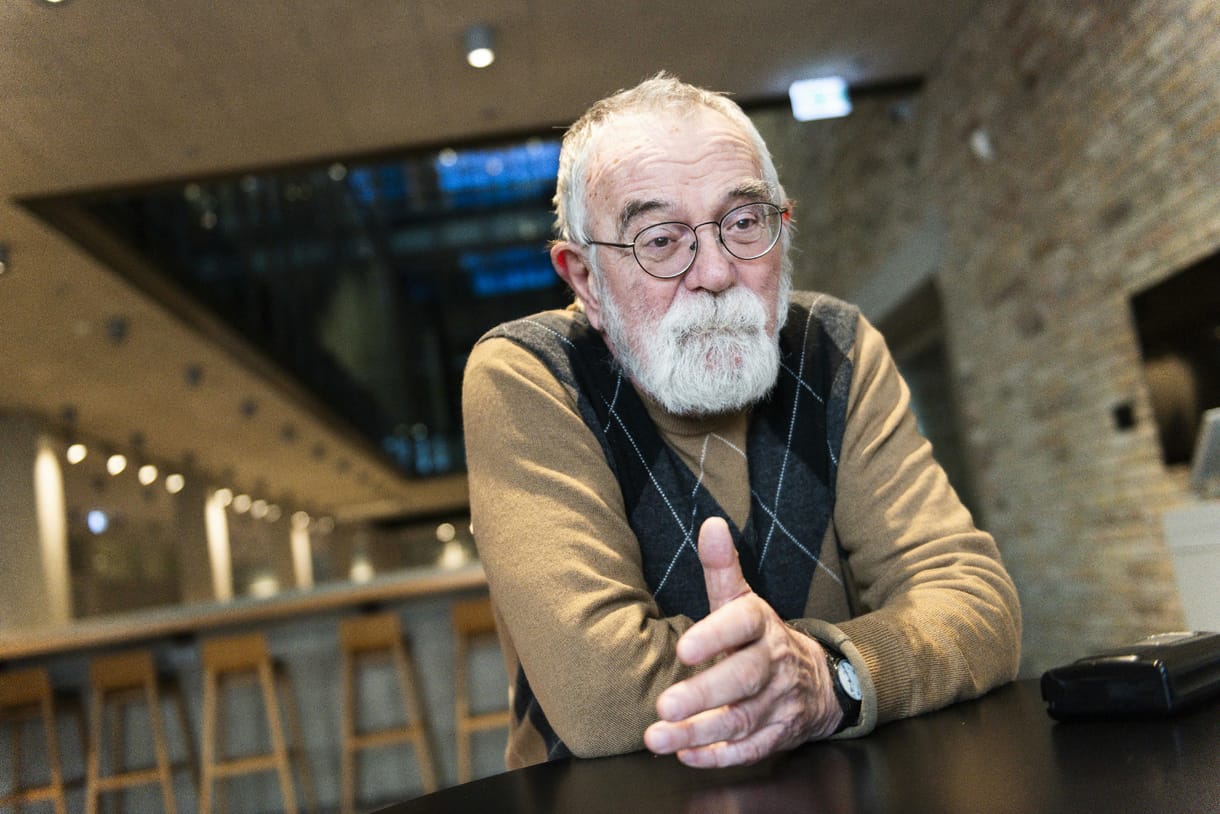 „Magyar Péter még spontánul reagáló szabad ember” – Pléh Csaba a hatalom és a kommunikáció összefüggéseiről