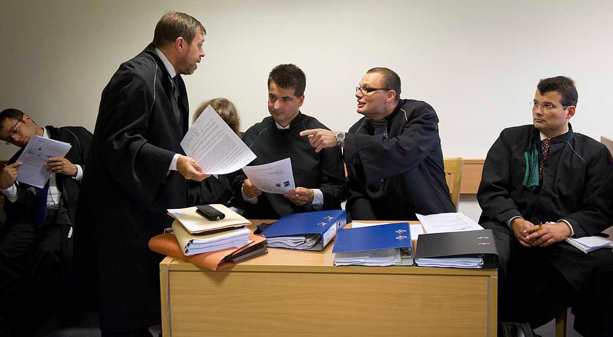Szijjártó apja társai feldobásával úszta meg a bírságot