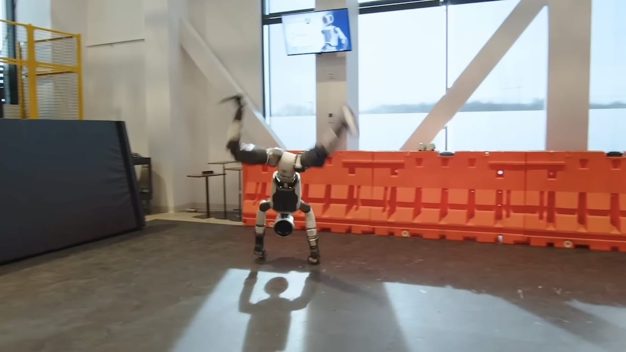 Braketáncol, cigánykerekezik: összetett mozgásra is képes a Boston Dynamics humanoid robotja – videó