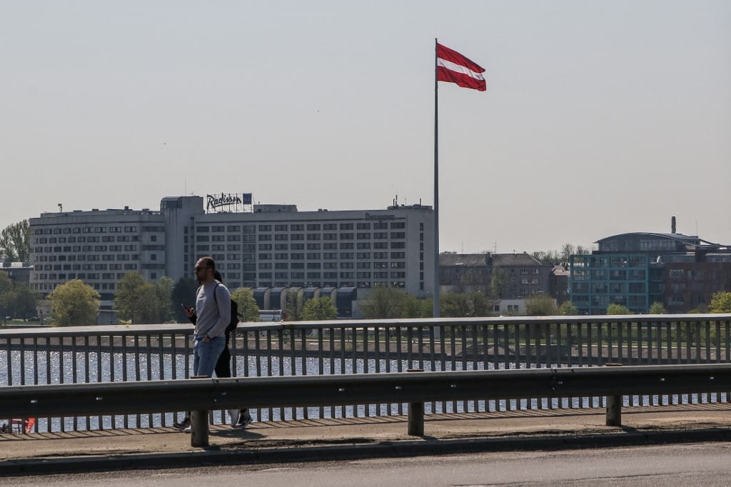 Lettország több ezer orosz állampolgárt utasít ki