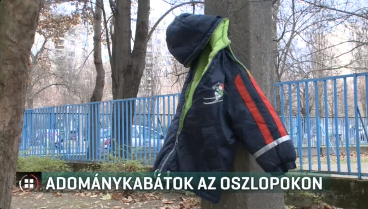 Ingyen elvihető kabátokat akasztottak ki Szegeden egy parkban