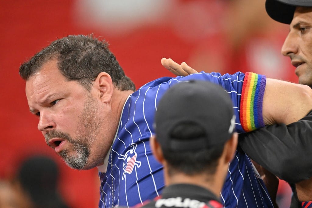 Szivárványos karszalag volt egy amerikai szurkolón, a katari rendezők kicipelték a stadionból