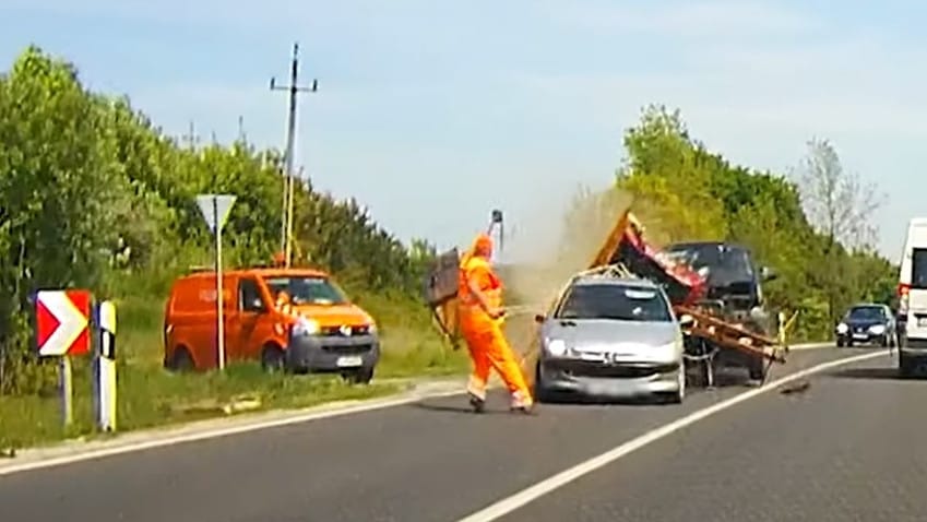A közútkezelő közzétett egy karambolvideót, hogy megmutassa, milyen veszélyben dolgoznak