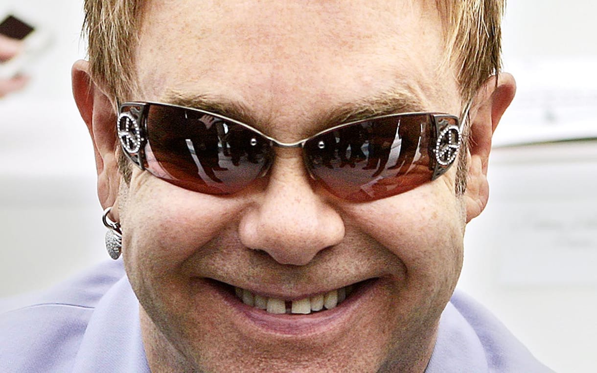 A show-nak mennie kell: Elton John tüdőgyulladása ellenére is folytatja új-zélandi turnéját
