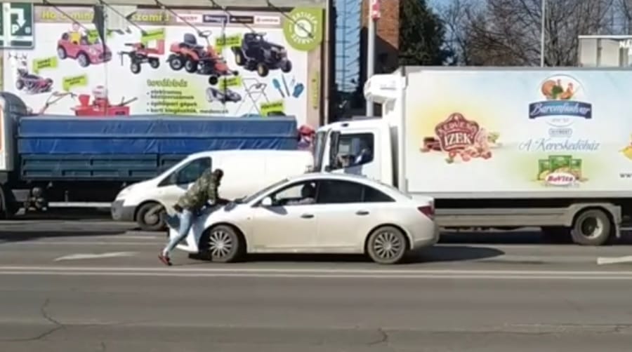 „Normális vagy?!” – autósok balhéztak Szegeden, egyikük a motorháztetőre esett