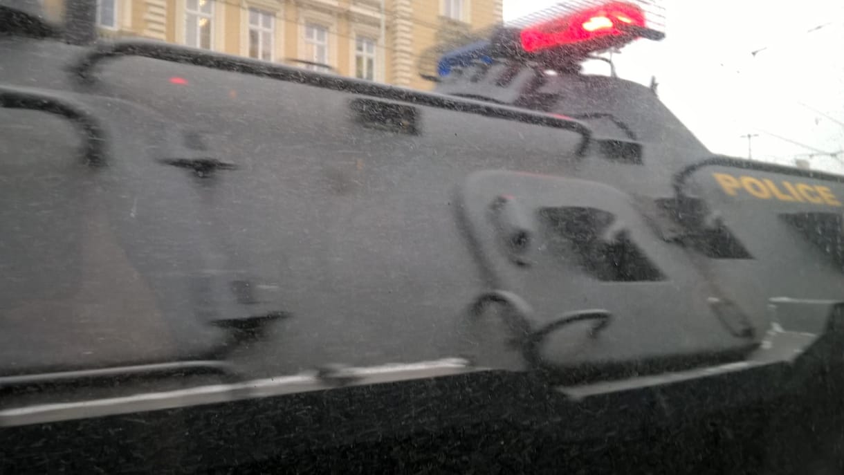 Fotó: Már a Nyugatinál járnak a TEK páncélosai