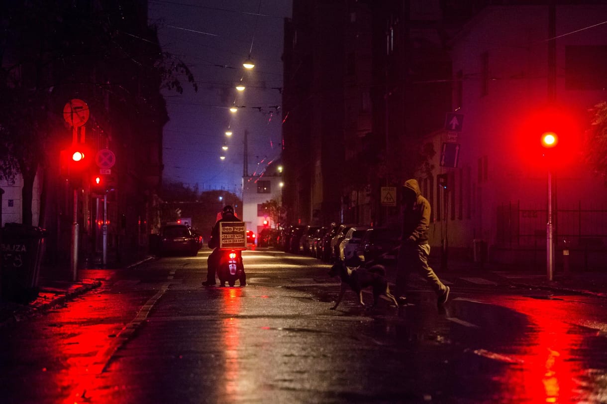 Első körben nyitnának az éttermek, szállodák, konditermek, koncertre csak igazolvánnyal lehetne menni - íme a konzultációs kérdések