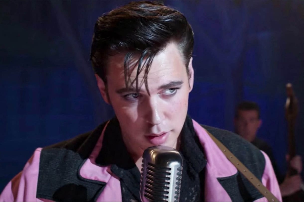 Austin Butler viszi a vállán, pontosabban a csípőjén az új Elvis-filmet