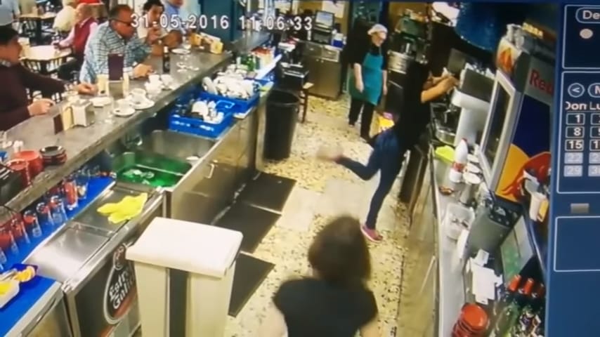 Az Eb különsztárja lehetne az elképesztő reflexszel megáldott pincérnő – videó