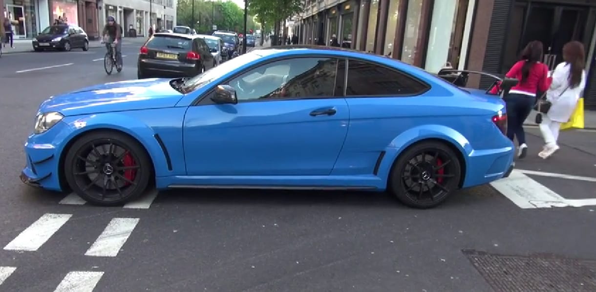 Így kell nőket riogatni a Mercedes-izomgép hangjával - videó