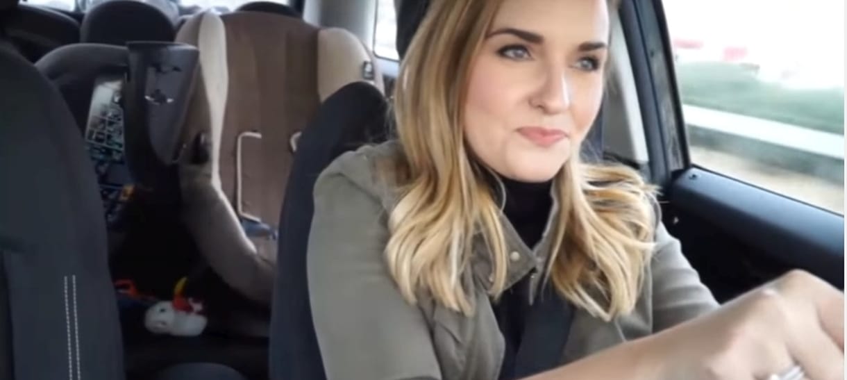 Élő közvetítés közben szenvedett autóbalesetet a fiatal vlogger