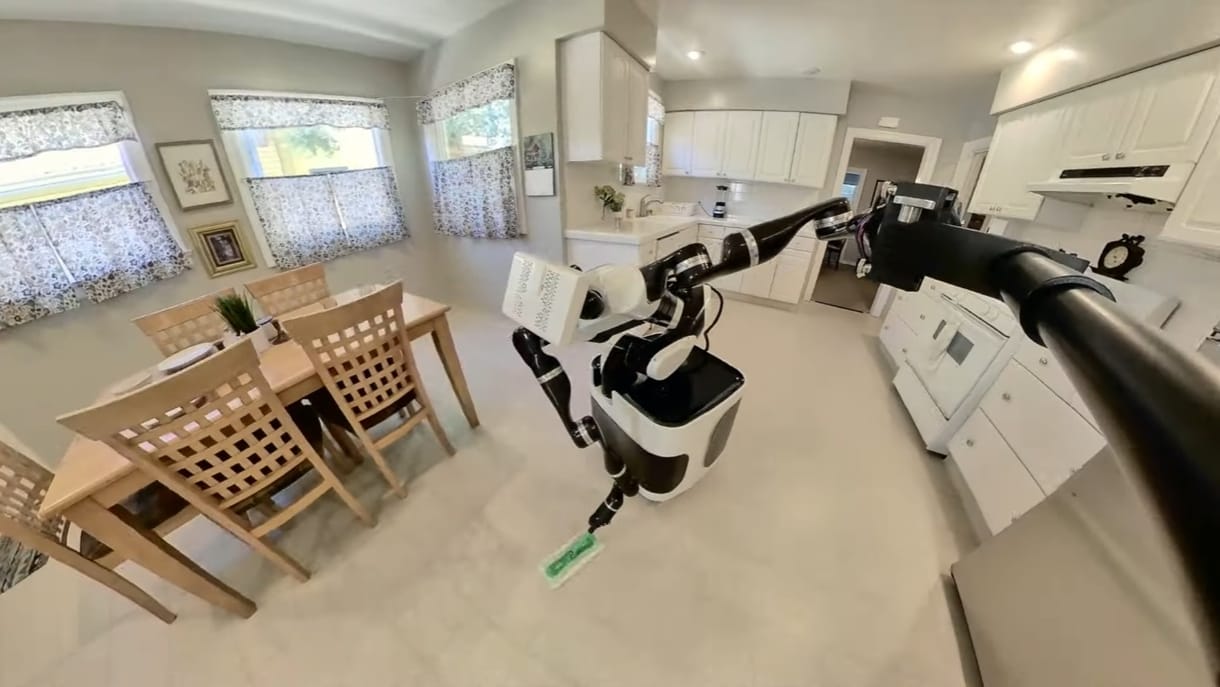 Az hagyján, hogy a Toyota robotja kitakarítja a lakást, de még szelfizik is közben